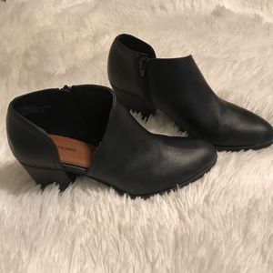 Adorable ankle boots, worn once